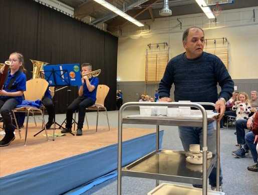 Azim sorgt für sauberes Geschirr